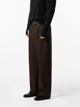 Men’s casual straight-leg trousers in a coffee shade