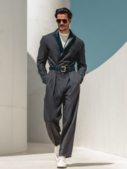 Completo da uomo alla moda in pelle con patchwork e blocchi di colore