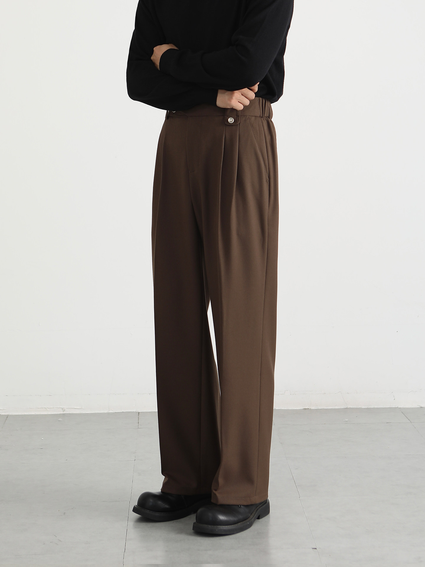 Men's Italian-style wide-leg casual trousers with a relaxed, straight fit.