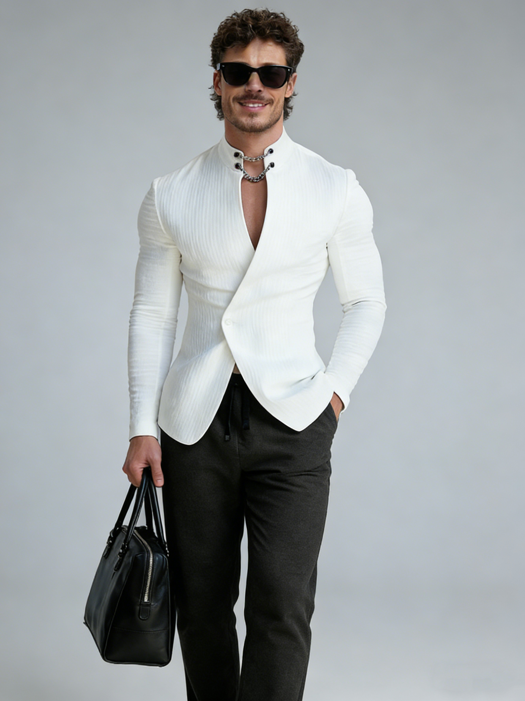 Cappotto con collo alto e catena alla moda sovrapposto