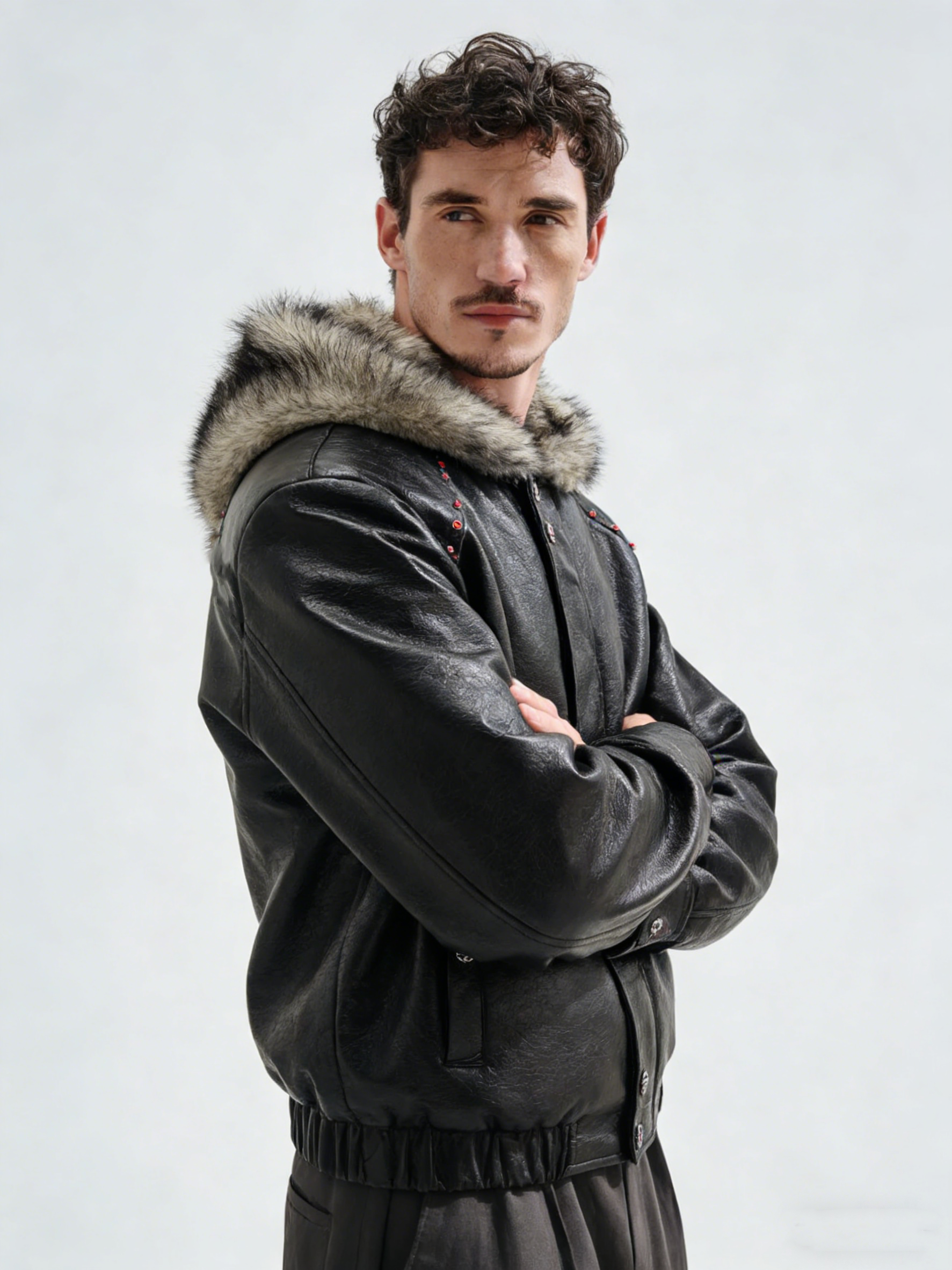 Cappotto imbottito in pelle con cappuccio e paillettes