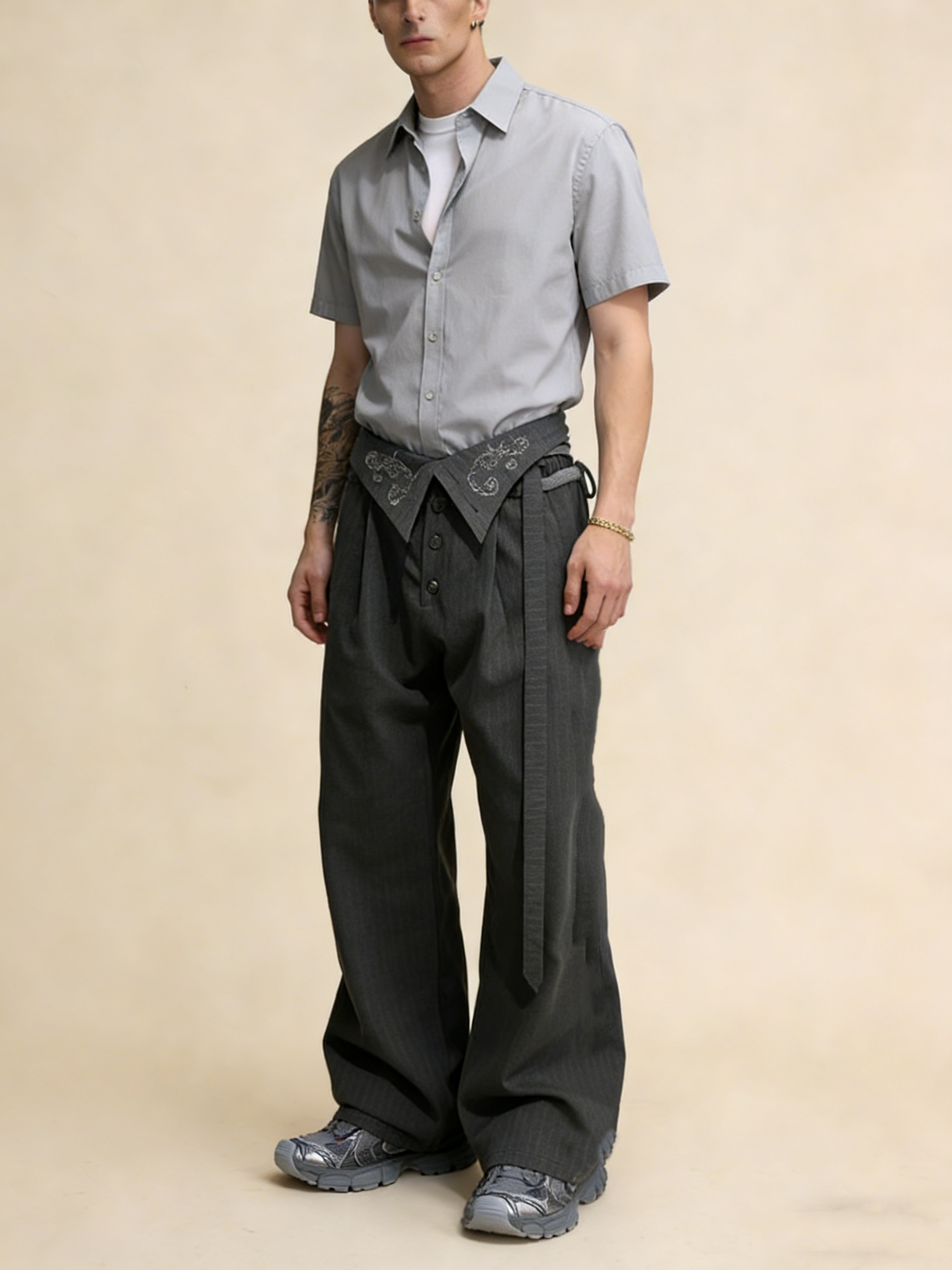 Pantaloni casual a vita alta con pieghe e ricami