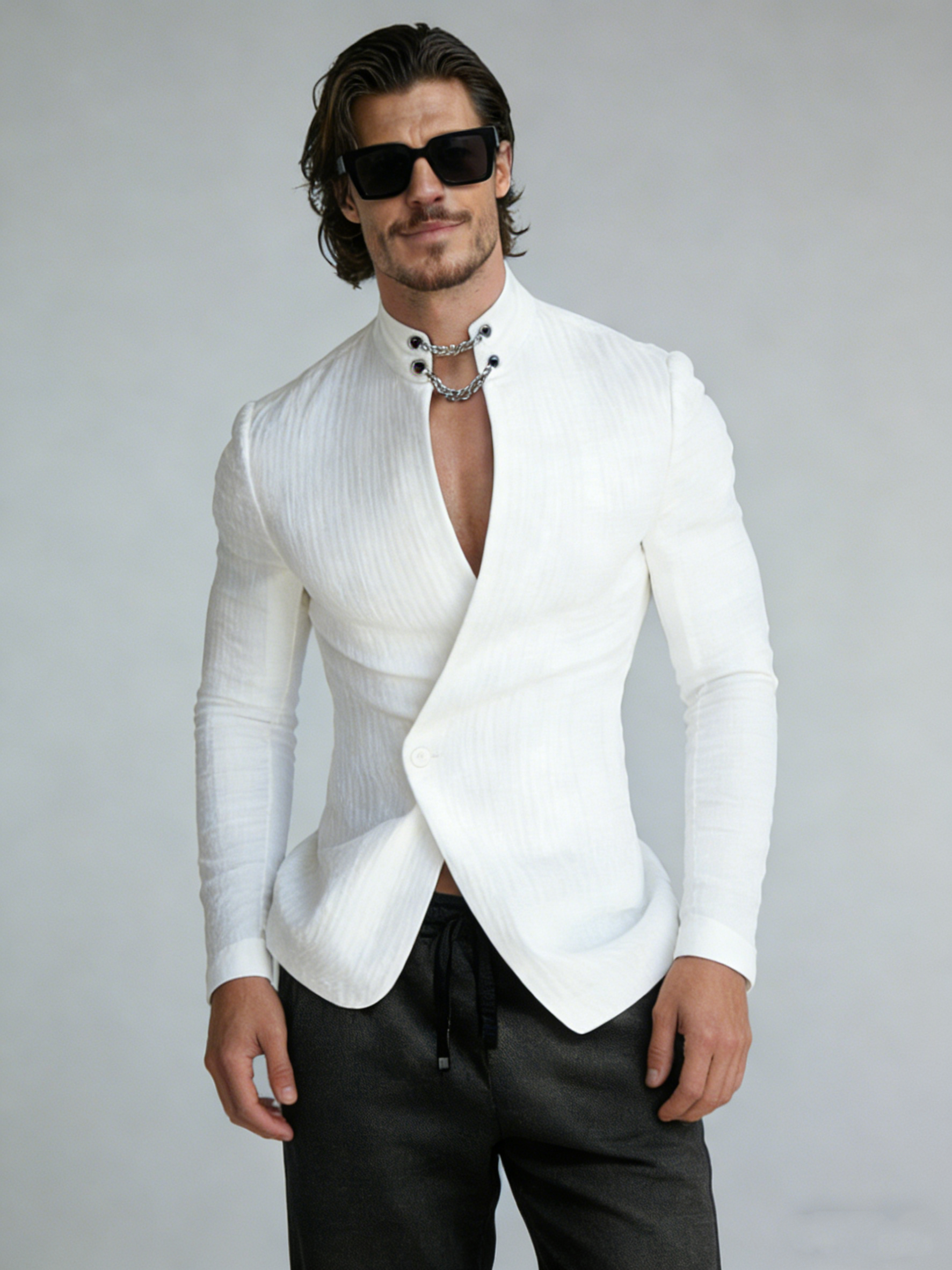 Cappotto con collo alto e catena alla moda sovrapposto