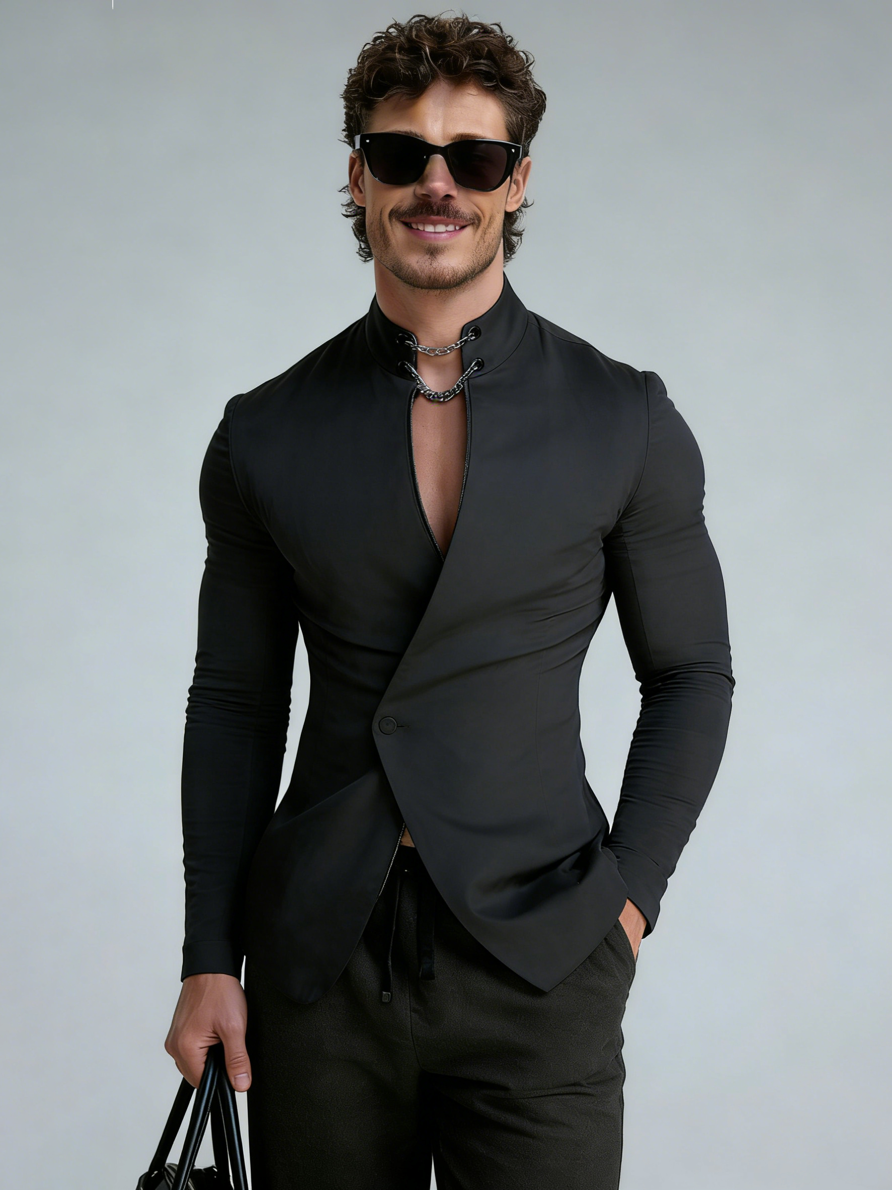 Cappotto con collo alto e catena alla moda sovrapposto